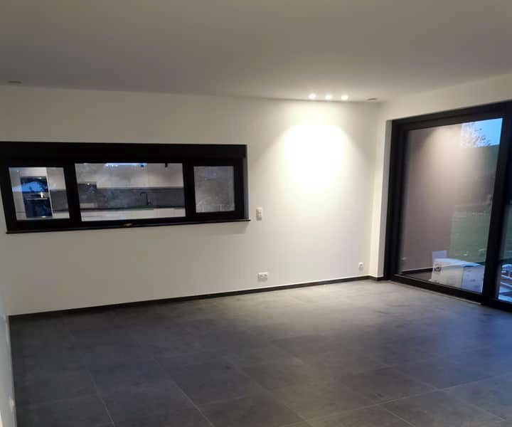 travaux de plafonnage finis dans une maison neuve