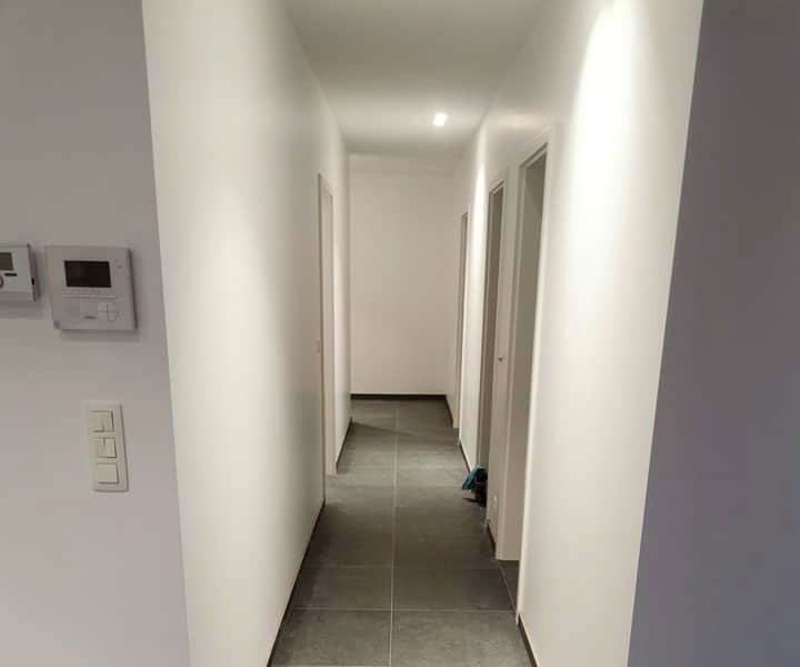 plafonnage et faux-plafond dans un couloir